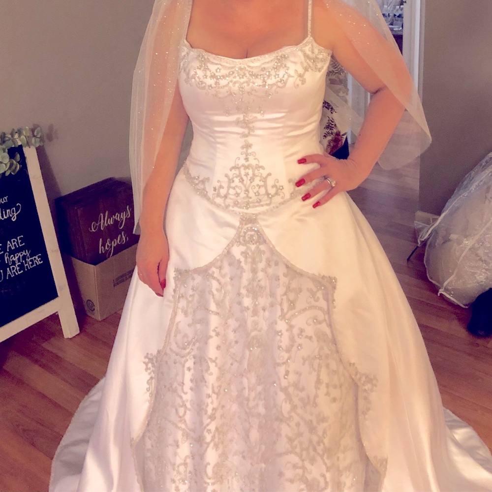Winnie couture princess wedding dress NWT Small size 4 Amazing sparkle